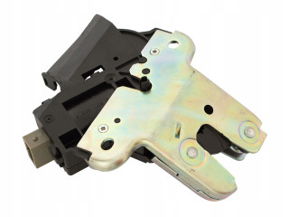 ZAMEK ЗАСЛОНКИ BAGAŻNIKA VW Passat B6 2005-  4F5827505C, 4F5827505D   Dlaauta  
