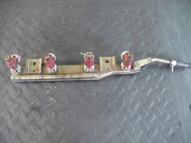 Vstřikovací lišta  166009F600  Bosch      pro benzínový motor