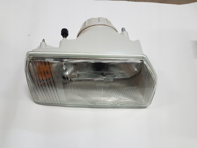 Lampa reflektor передний правое skoda favorit  