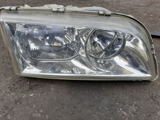 Правая przednia lampa volvo v40 s40  30899683 Правое 