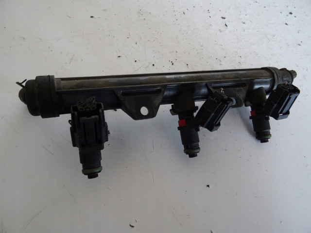 Vstřikovací lišta  03E133320A 03E133320A SEAT       pro benzínový motor