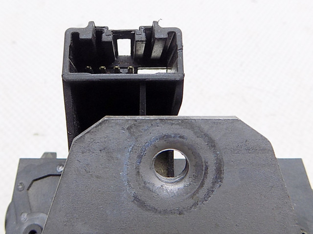 ZAMEK ЗАСЛОНКИ ЗАДН. Volvo S40 II V50 04-12 4piny  31276698 31276698  Volkswagen   