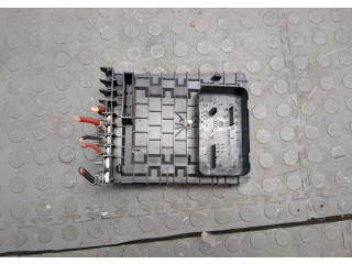 Блок предохранителей  Volkswagen Caddy 2004-2010      01718130    