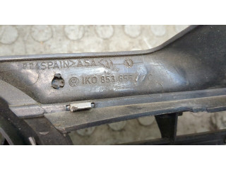 Решетка радиатора  Volkswagen Golf 5 2003-2009            1K0853651A