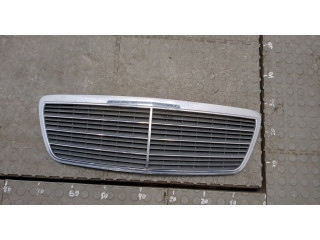 Решетка радиатора  Mercedes E W210 1995-2002          