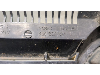 Решетка радиатора  Volkswagen Polo 2001-2005          6Q0853651C
