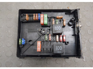 Блок предохранителей  Volkswagen Caddy 2004-2010      01718130    