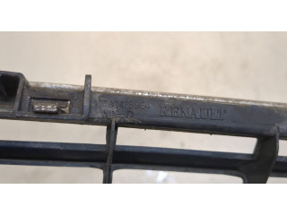 Решетка радиатора  Renault Megane 1996-2002          7700428964