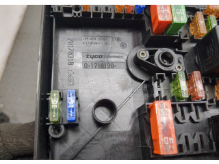 Блок предохранителей  Volkswagen Caddy 2004-2010      01718130    