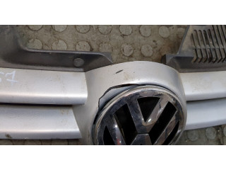 Решетка радиатора  Volkswagen Golf 5 2003-2009            1K0853651A