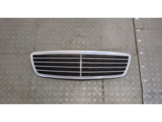 Решетка радиатора  Mercedes C W203 2000-2007          