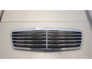 Решетка радиатора  Mercedes CLK W208 1997-2002          