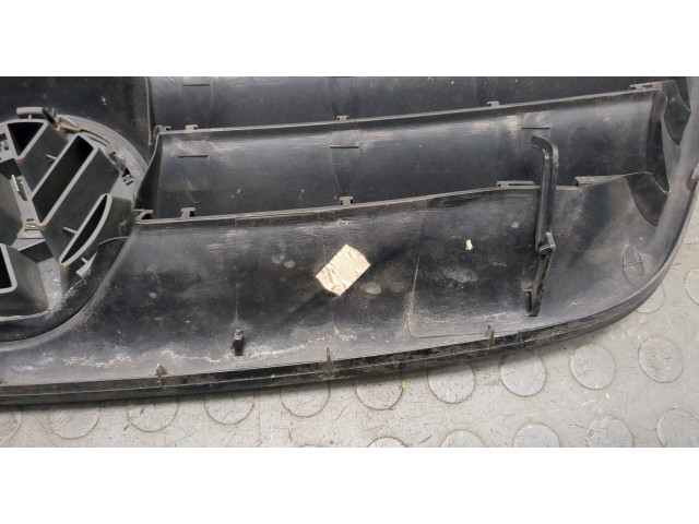 Решетка радиатора  Volkswagen Touran 2003-2006          