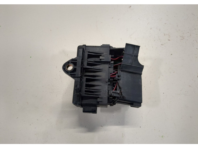 Блок предохранителей  Toyota RAV 4 2000-2005      86602010, 8266342050, 8266242140   4  2