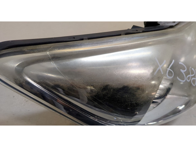 Фара передняя  Toyota Auris E15 2006-2012 правая 