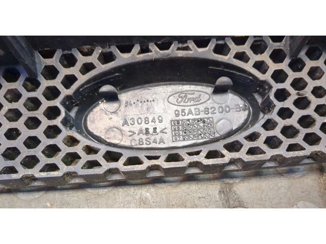 Решетка радиатора  Ford Escort 1995-2001          1.6 