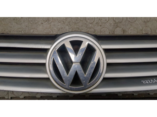 Решетка радиатора  Volkswagen Polo 1999-2001          