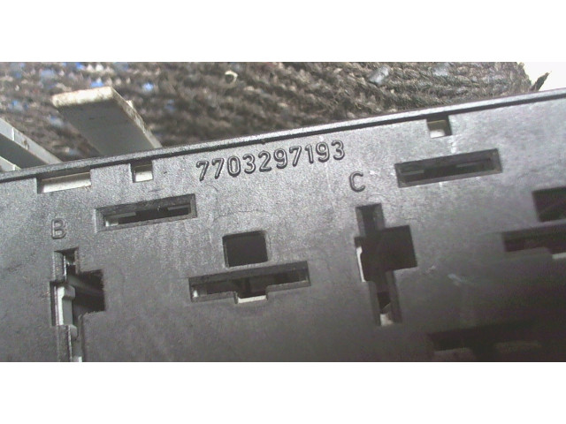 Блок предохранителей  Renault Megane 1996-2002      7703297193    1.4