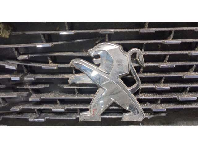 Решетка радиатора  Peugeot 5008 2020-          9836828477
