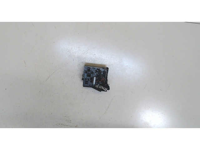 Блок предохранителей  Toyota RAV 4 2000-2005      827042030   4  1.8
