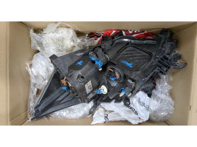 Фара передняя  Toyota Auris E15 2006-2012 правая 