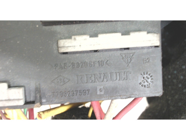 Блок предохранителей  Renault Clio 1998-2008      7703297597    1.2
