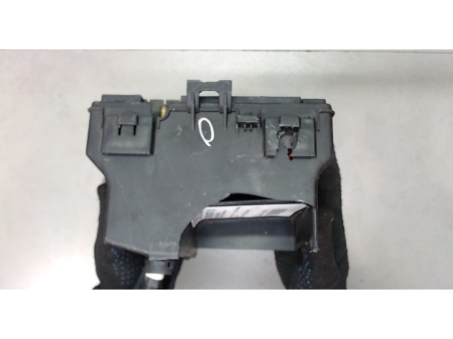 Блок предохранителей  Renault Laguna 2 2001-2008      800180276   2  1.8