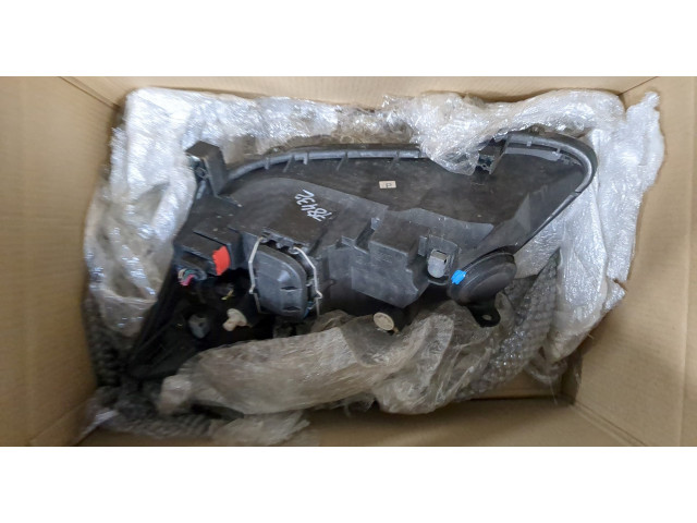 Фара передняя  Toyota Corolla E12 2001-2006 правая 