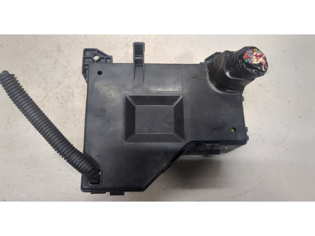 Блок предохранителей  Mitsubishi Carisma      MR482518   