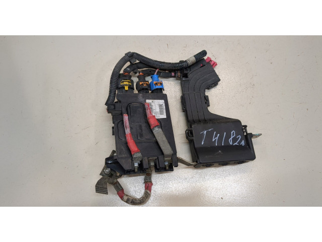 Блок предохранителей  Renault Megane 3 2009-2016      243800010R   
