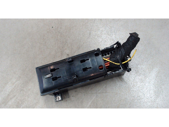 Блок предохранителей  Volkswagen Touran 2010-2015      000937615A    1.4