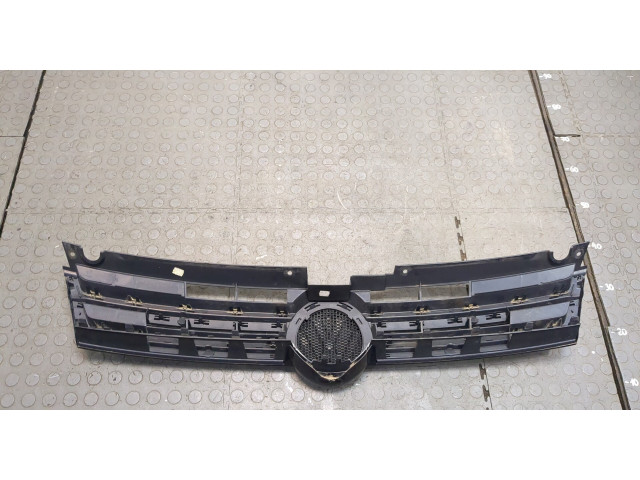Решетка радиатора  Volkswagen Touareg 2010-2014          