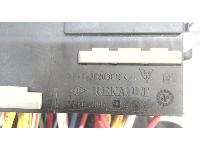 Блок предохранителей  Renault Clio 1998-2008      7703297597    1.2
