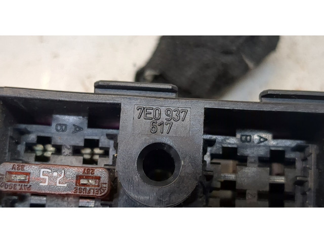 Блок предохранителей  Volkswagen Transporter 5 2003-2009      7E0937617   
