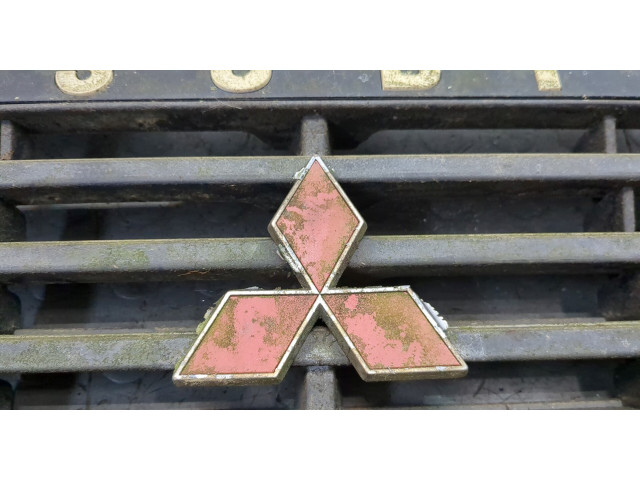 Решетка радиатора  Mitsubishi Pajero 1982-1991          MB383527