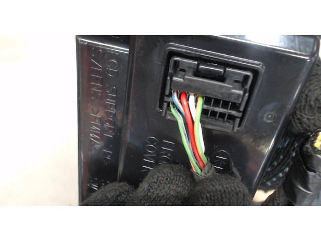 Дисплей бортового компьютера  Nissan Elgrand 1997-2002 957101H300        