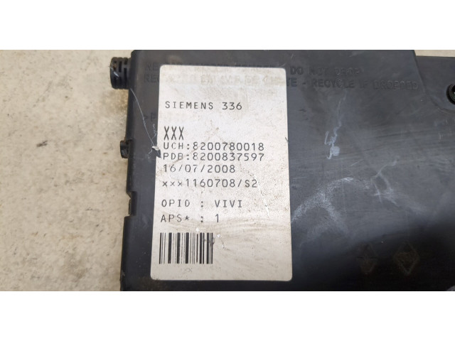 Блок предохранителей  Renault Megane 2 2002-2009      8200780018   