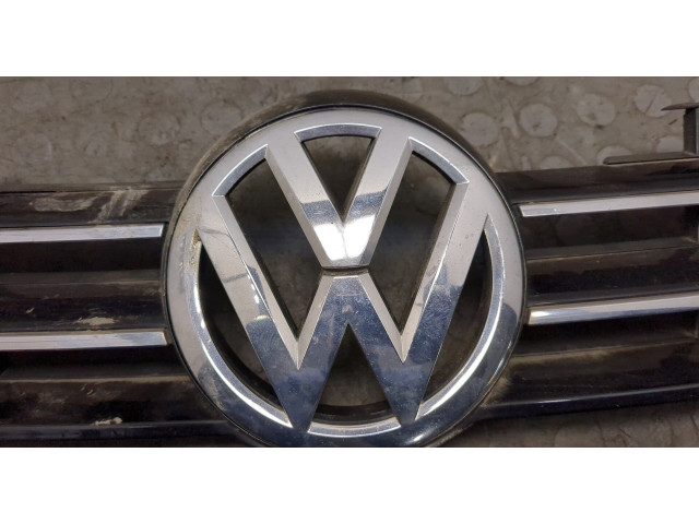 Решетка радиатора  Volkswagen Sharan 2010-2015          