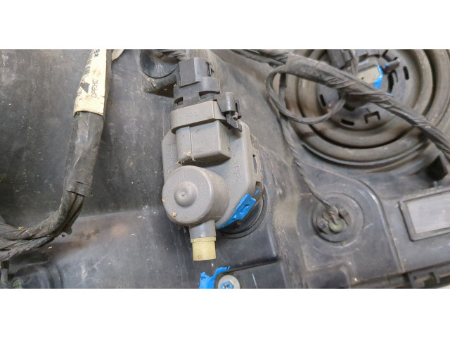 Фара передняя  Infiniti QX56 2004-2010 правая 