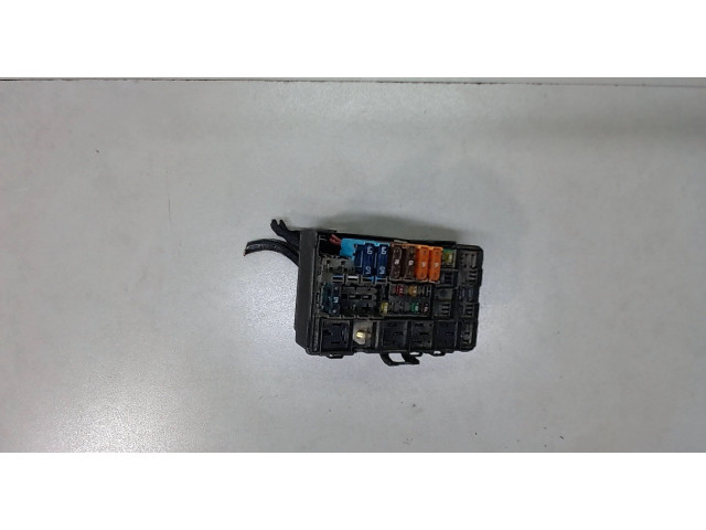 Блок предохранителей  Renault Laguna 2 2001-2008      800180276   2  1.8