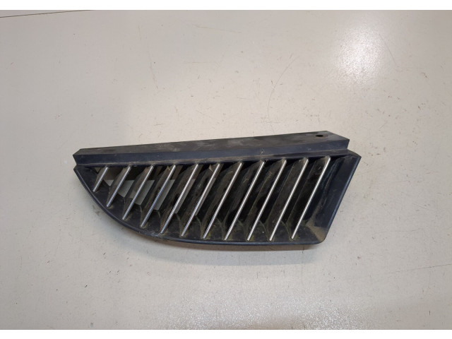 Решетка радиатора  Mitsubishi Colt 2004-2008          MN127774