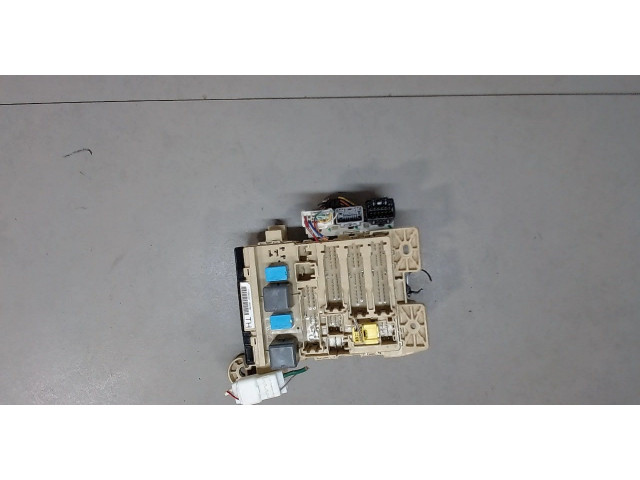 Блок реле  Toyota Camry V40 2006-2011      8273033830     2.4