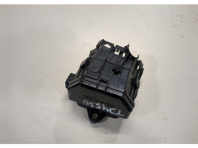 Блок предохранителей  Toyota RAV 4 2000-2005      86602010, 8266342050, 8266242140   4  2