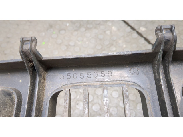 Решетка радиатора  Jeep Grand Cherokee 1993-1998          55055059