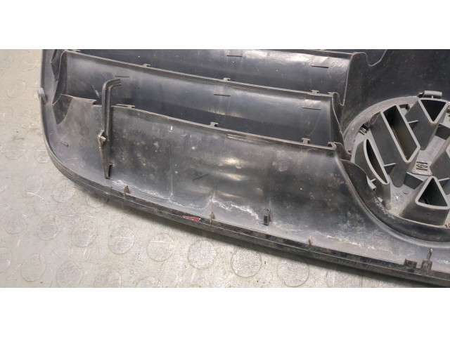 Решетка радиатора  Volkswagen Touran 2003-2006          