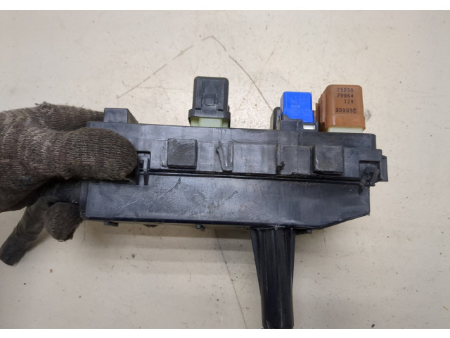 Блок реле  Nissan Armada 2003-2016      2438279010   