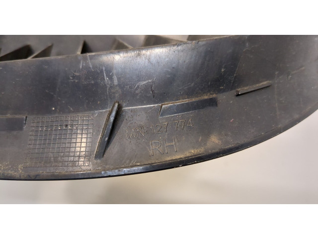 Решетка радиатора  Mitsubishi Colt 2004-2008          MN127774