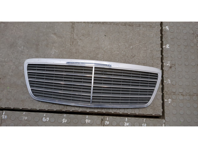 Решетка радиатора  Mercedes E W210 1995-2002          