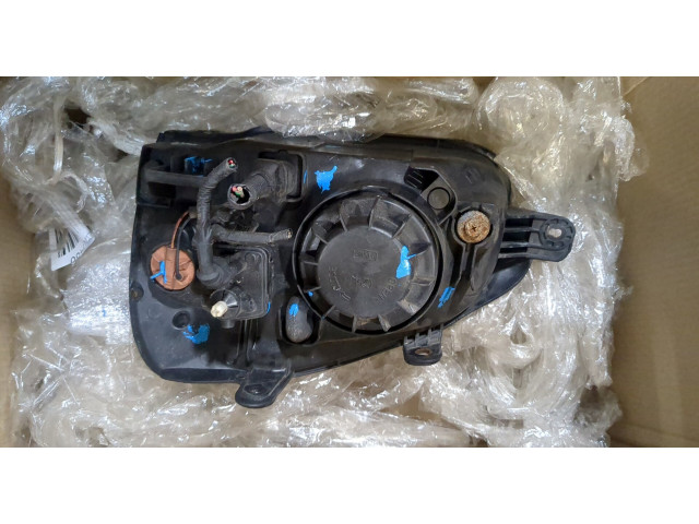 Фара передняя  Hyundai Santa Fe 2000-2005 правая 