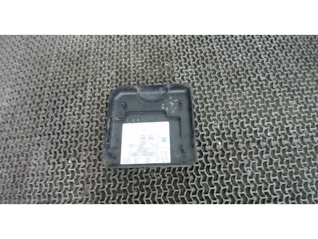 Крышка блока предохранителей  Chevrolet Silverado 1998-2002      15168541    5.3